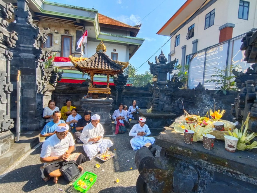 Persembahyangan Purnama dan Mapekeling di Padmasana Kantor Desa, Doa Bersama untuk Kelancaran HUT RI ke-80