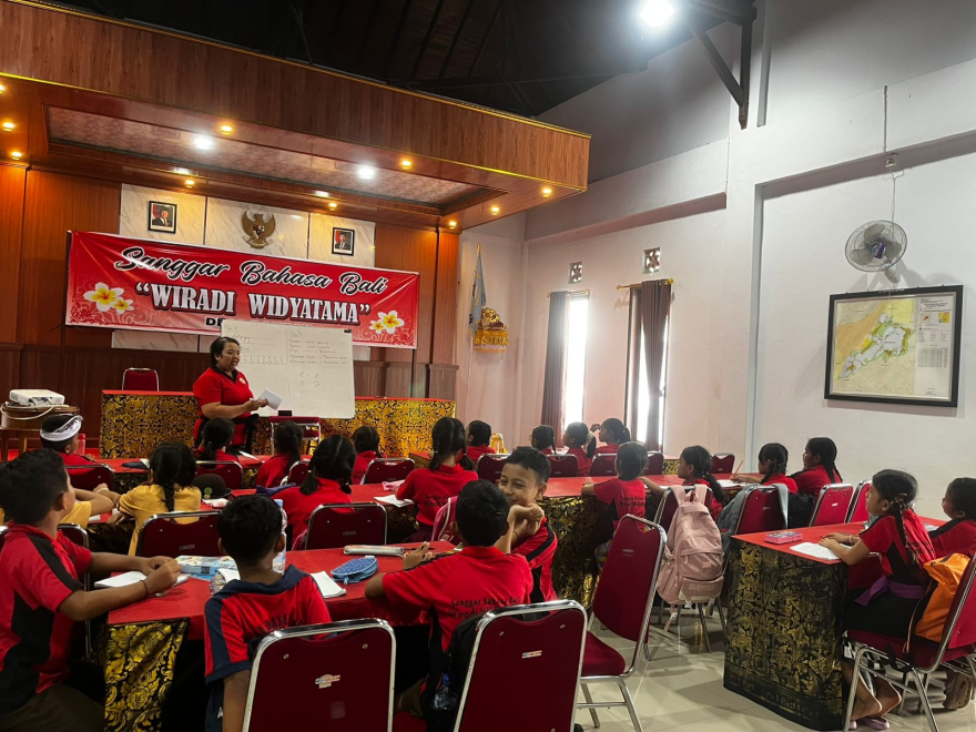 Semangat Tak Pernah Padam, Anak-Anak Antusias Ikuti Kegiatan Sanggar Bahasa Bali Wiryadi Widyatama di Desa Bongan